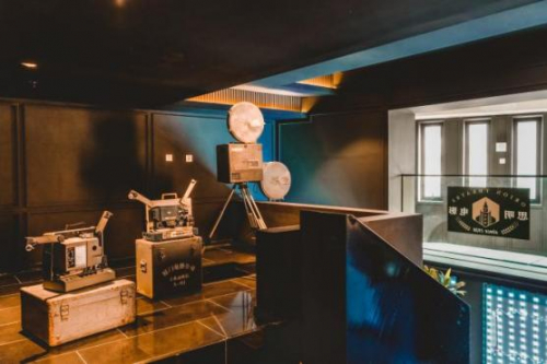 　　电影院二楼走廊