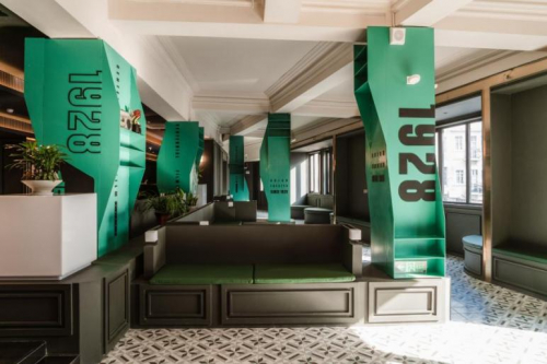 　　电影院候场休息区