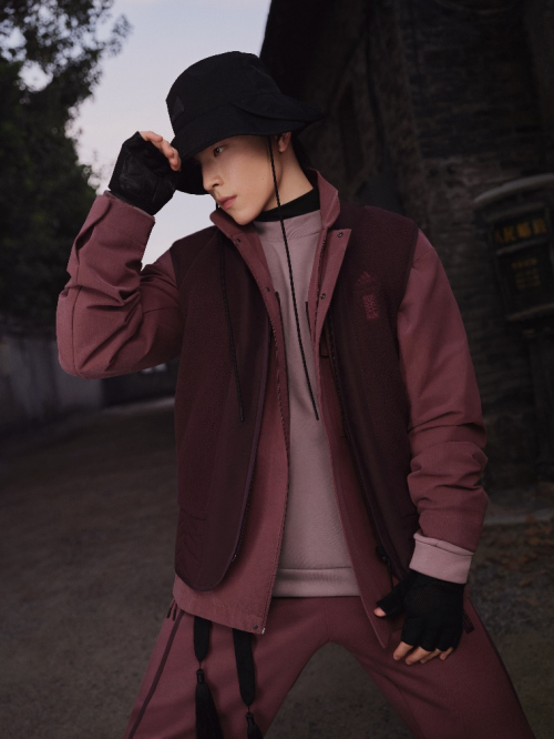 　　外套：HR4448 卫衣：HN8969 长裤：HN8963