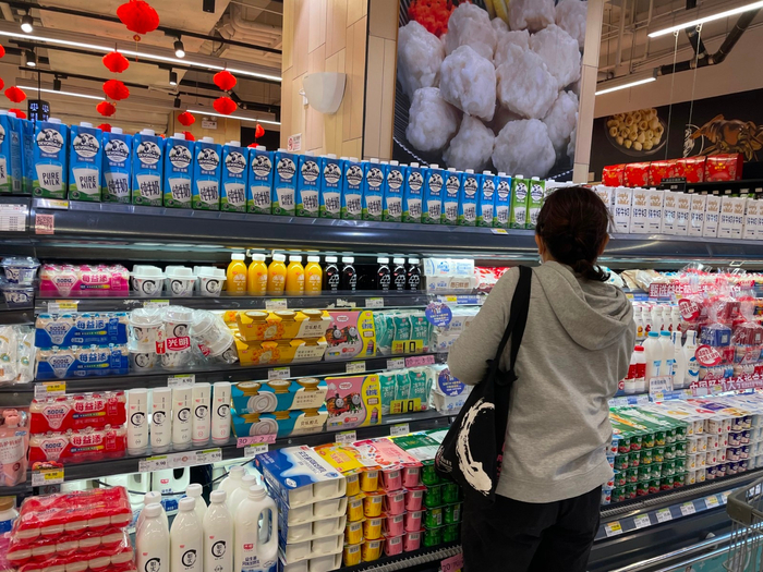 消费者在北京某超市选购酸奶产品。（周子荑/图）