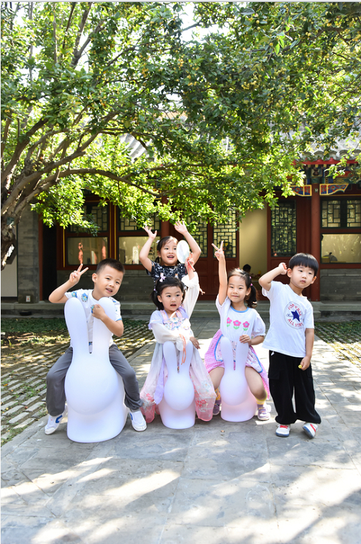 　　孩子们在玩中学习