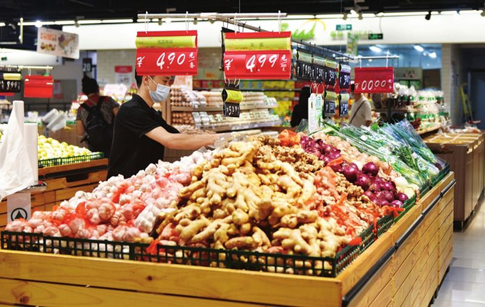 ▲市民在古镇一超市内购物。记者 文波