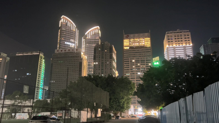 深圳车公庙周边可见待拆迁区域边已布置围栏（陈彦洁摄）