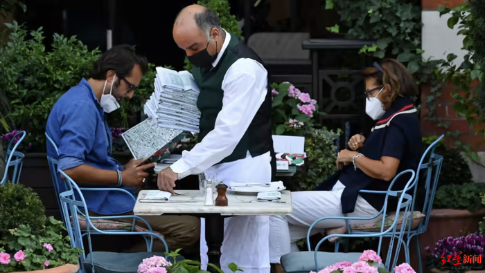 ↑据估计，英国酒店业50岁及以上的员工比例超过25%