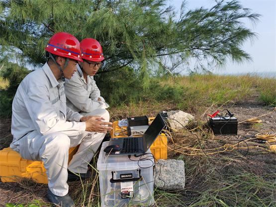 　　△项目团队研究讨论北斗系统数据方案