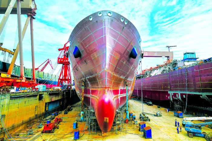 图为沪东中华造船（集团）有限公司工作人员在建造货轮。&nbsp;中新社记者 田雨昊 摄