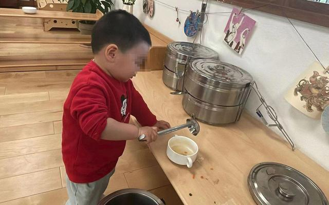 戴女士的孩子在托育机构自己盛饭吃。受访者供图