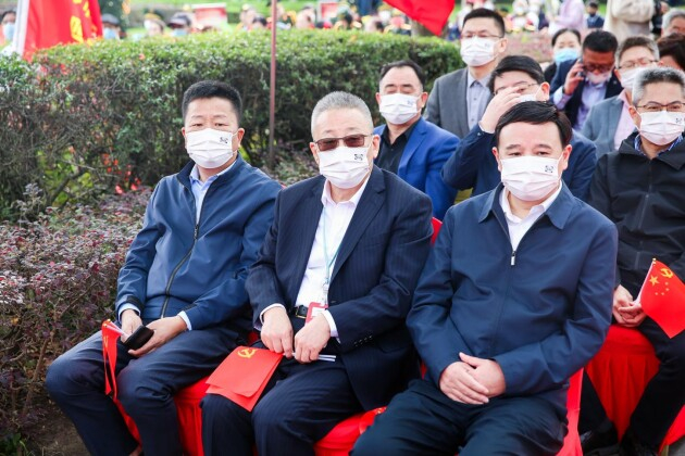 　　从左至右：中共上海市委党史研究室二级巡视员尹伟中;福寿园国际集团董事会主席白晓江;上海市退役军人事务局副局长包尔基
