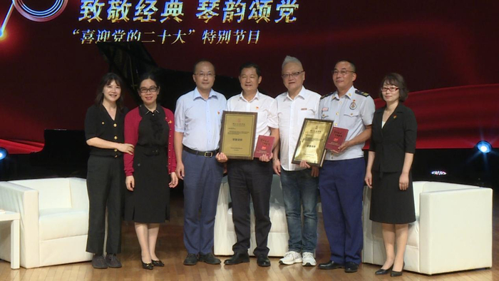 　　图：校领导为嘉宾授“荣誉讲师”并合影