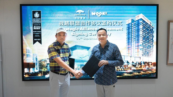 　　【签约现场，左为张颖珐，右为许龙华】