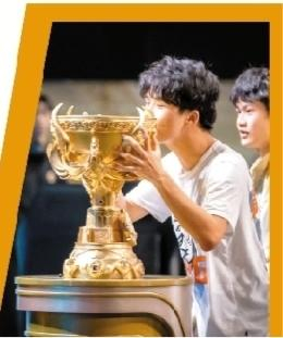 ▲2021年王者荣耀世界冠军杯，小义亲吻金凤凰杯。
