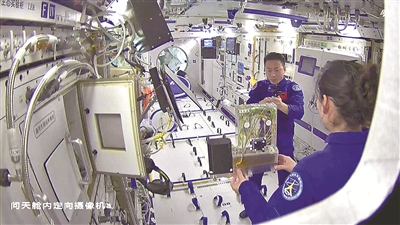 10月12日，“天宫课堂”第三课在中国空间站开讲。图为航天员现场展示水稻“吐水现象”。 （图片来源：视觉中国）