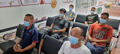 　　暖心345服务，长兴公路港为货运司机播放红色电影