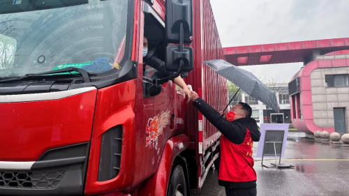 　　防疫期间，党员经营主动报名，志愿值勤，做好最严的把关防输入