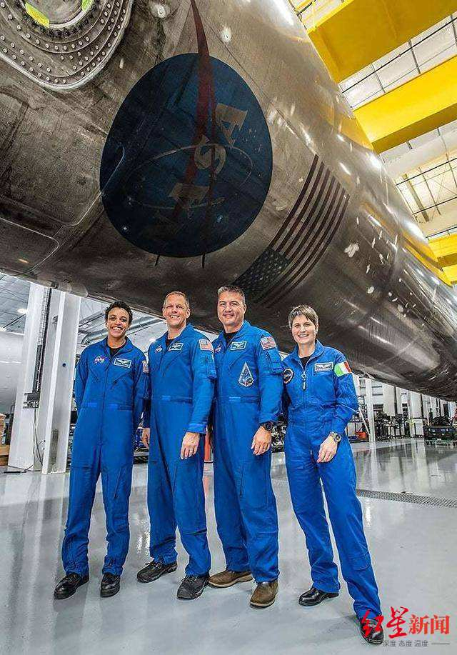 ↑萨曼萨和同事的合影