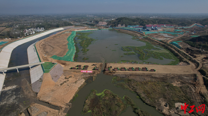 图为河南省袁湾水库工程截流仪式现场。李学峰 摄