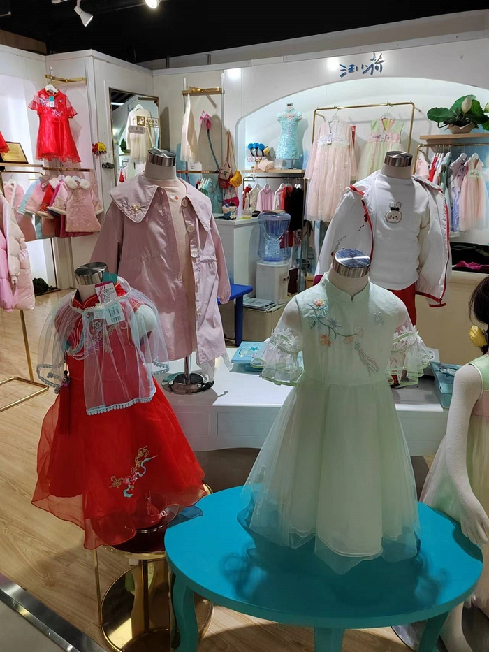 国潮童装颇受市场青睐，越来越多的品牌在产品设计中加入国风元素。