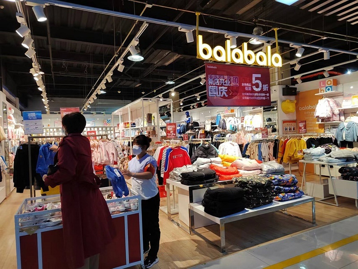 北京一商场的童装店正在打折促销。