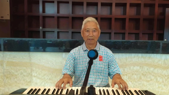 　　怀居林演奏电子琴