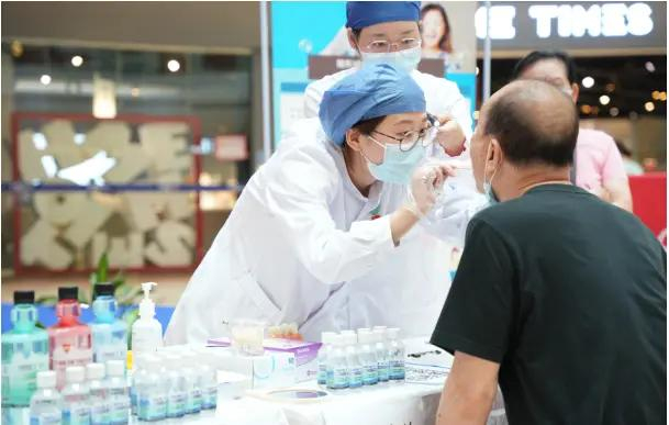 （武汉大学口腔医院社区义诊使用伢典医生漱口水）