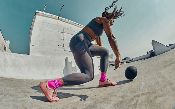 　　lululemon大使Kayla Jeter穿着Strongfeel女士训练鞋