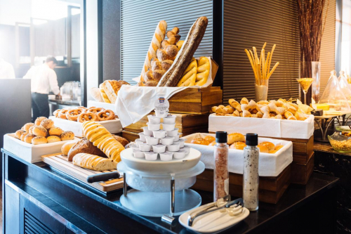 　　杯装芝士与烘焙产品同时出现在自助餐区