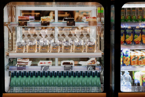 　　百吉福走入零售柜中，靠近消费者