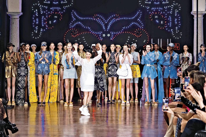 赵卉洲携女装品牌HUI在2023春夏意大利米兰时装周登台亮相。图：蔡维泽