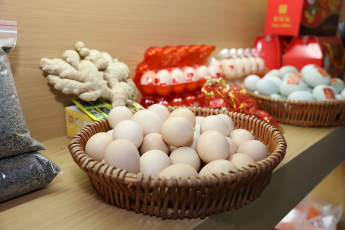 深汕湾消费帮扶中心展出的深汕优质农产品。深圳特区报记者 莫荣宝 摄