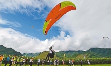         在本溪县的万岁山航空基地里，游客体验滑翔伞运动。