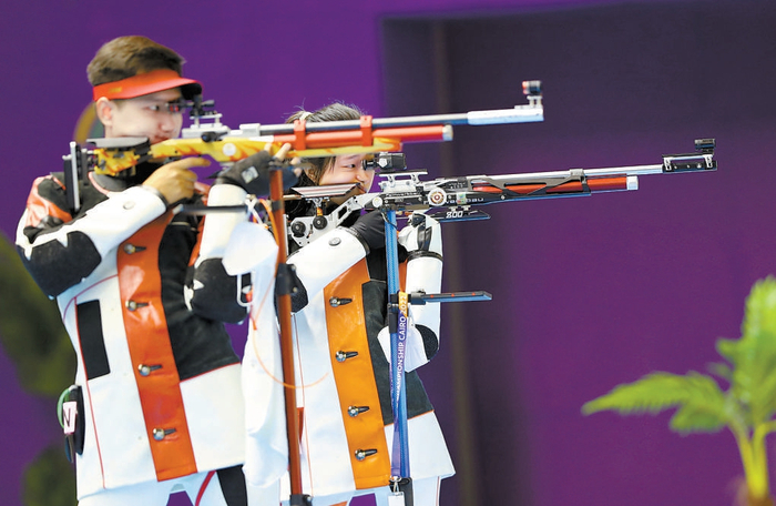 　　中国组合黄雨婷/杨皓然获得10米气步枪混合团体冠军。新华社图