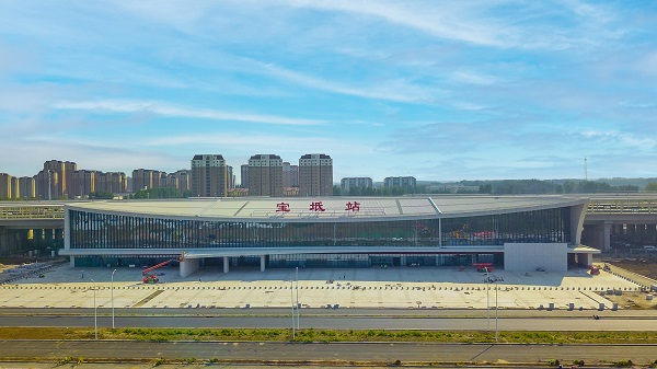 　　玉田南站站房设计结合山水与现代商业城市概念，建筑立面对称规整。