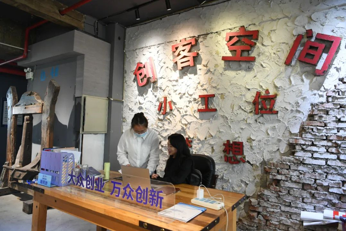 摆渡创新工场设立创客空间小工位，随时为入驻企业解决问题，助力企业发展。