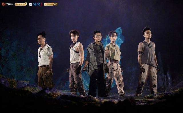 《披荆斩棘2》第四次公演舞台，林峯与金瀚、苏有朋、蔡珩、周柏豪（左起）表演歌曲《半兽人》。  图片来自节目官微