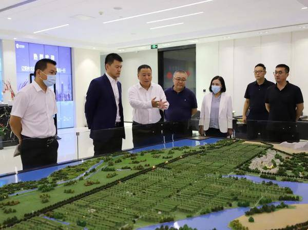 　　来访领导参观金恪集团