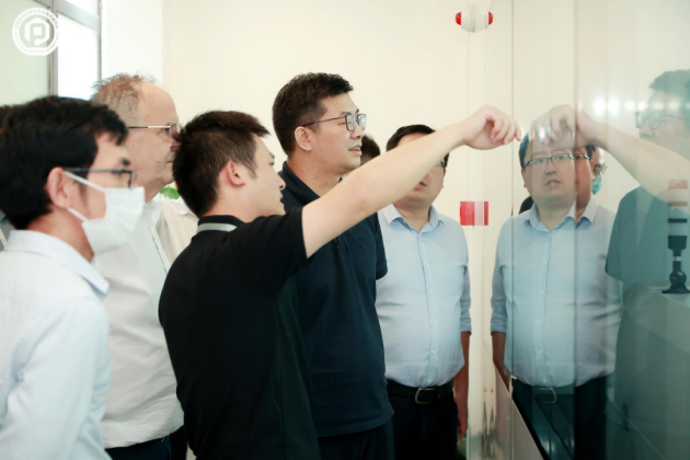 　　会后来宾参观实验室