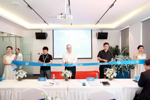 　　洪敬涛、白杰先、邱勇三位领导为开业剪彩