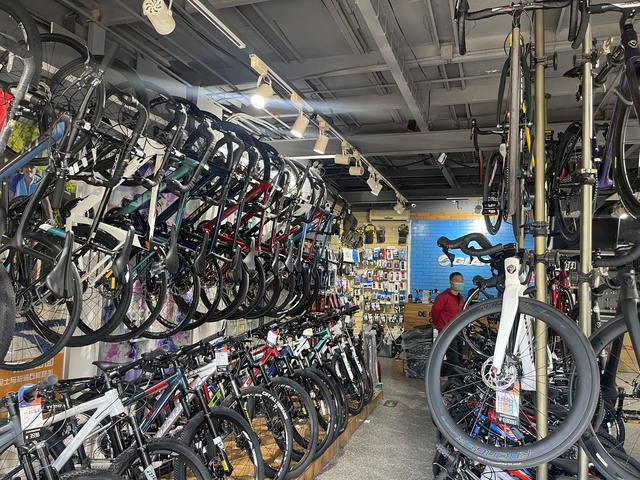 阜成门附近一家自行车行内，琳琅满目的自行车。新京报记者 吴婷婷 摄