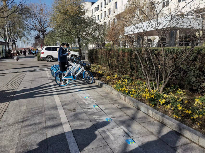 　　图说：哈啰单车用户扫码骑行
