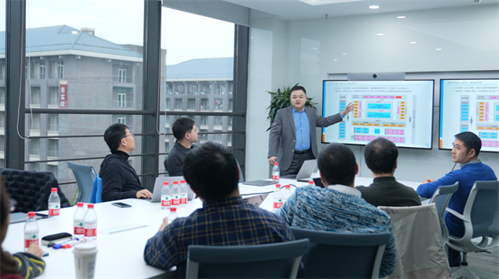 　　匡明带领团队制定策略。