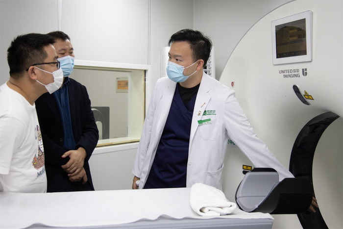 　　【图右：王琦 芭芭拉院长，第一批全国注册执业兽医师、18年宠物诊疗临床经验】