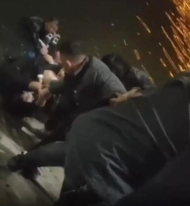 10月17日，人们通过搭“人梯”的方式，手拉手救出落水者。图源：魏县宣传部公众号