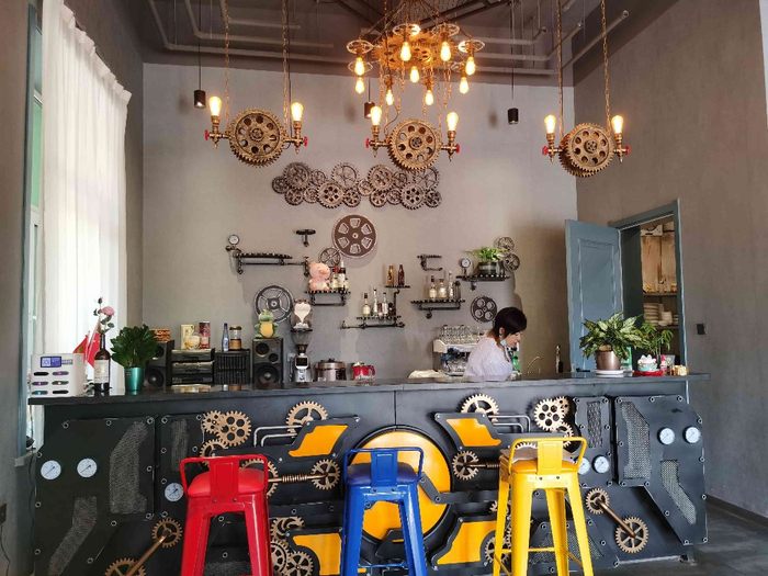 充满工业元素的咖啡厅