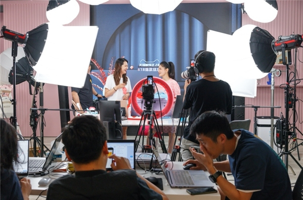 　　胡可直播间工作人员在各自岗位上紧张而忙碌地工作着