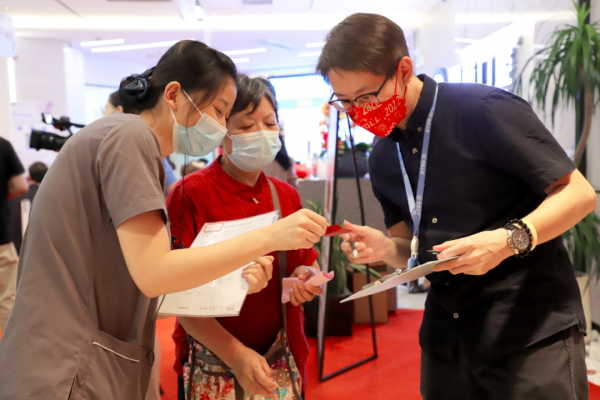 　　为客户详细讲解活动