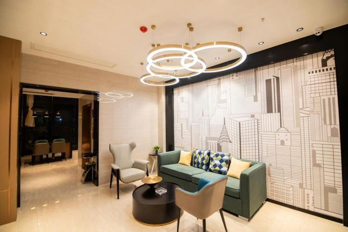 　　城市便捷酒店长沙四方坪国防科大店沙发区