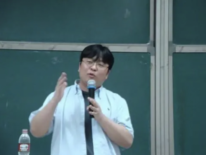 新东方时期的罗永浩（图源：源于网络）