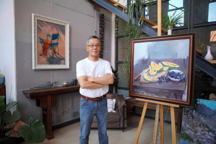 　　李小争与他的作品在一起