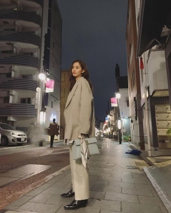 　　新木优子手拎Cafune单品出现在东京街头