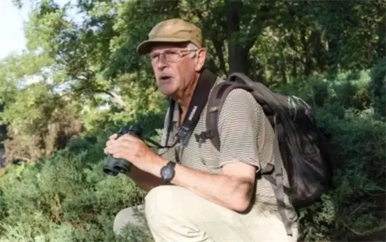 著名鸟类专家马敬能先生使用博冠望远镜进行野外考察